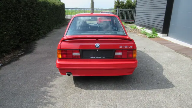 BMW 318iS (E30)
