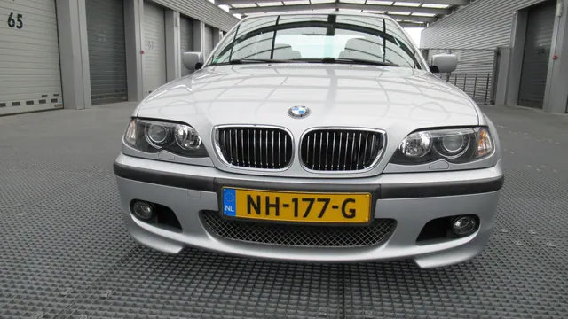 BMW 320i (E46)