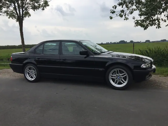 BMW 740i (E38)